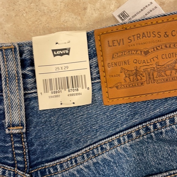 NWT Levi's Super High Rise  Loose Taper Jean in size 25 - Picture 7 of 10